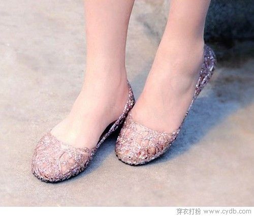 鏤空小鞋子 “爭”氣不悶氣